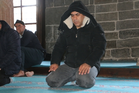 Teravih namazını farklı camilerde kılıyor