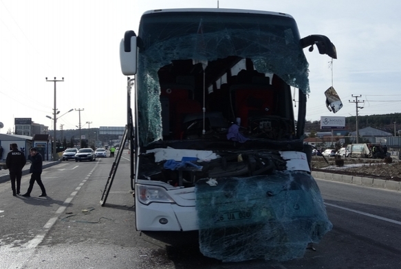 Otobüs tıra çarptı: 12 yaralı