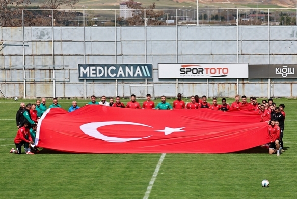 Sivasspor antrenmanda dev Trk bayra at