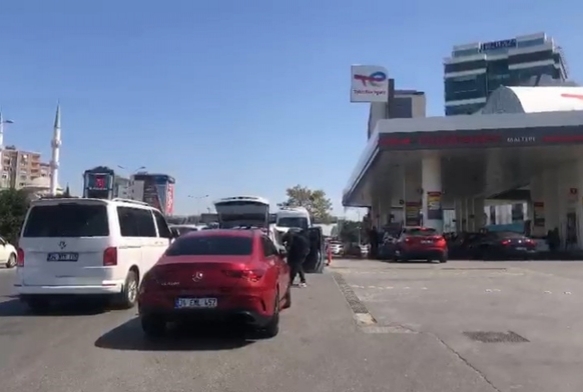 Depremden sonra akaryakıt istasyonlarında kuyruk oluştu