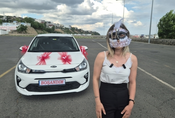 Eşinden boşandı, maskeli kutlama yaptı