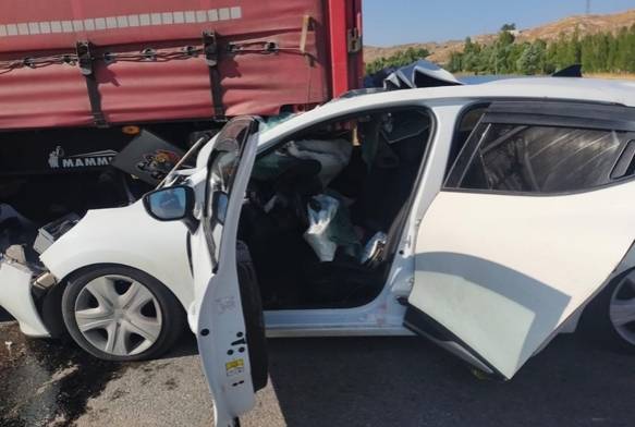 Otomobil tıra çarptı: 2'si çocuk 6 yaralı