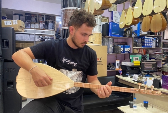 Her köşesi farklı ağaçtan olan bağlama