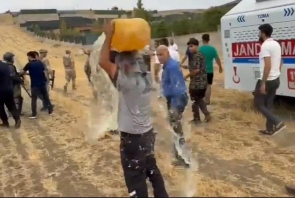 Kaak yaplar yklan aileler kendini yakmaya alt
