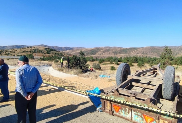 Buğday yüklü traktör devrildi, 2 kişi öldü