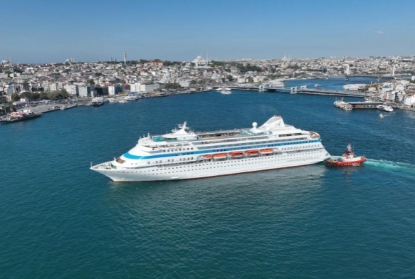 stanbula Ruslarn dev yolcu gemisi geldi