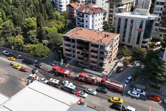 Metruk binada yangın paniği