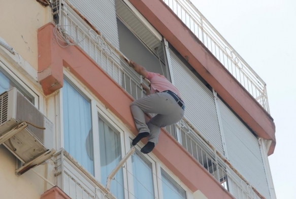 Balkonun demir korkuluklarnda boanma pazarl