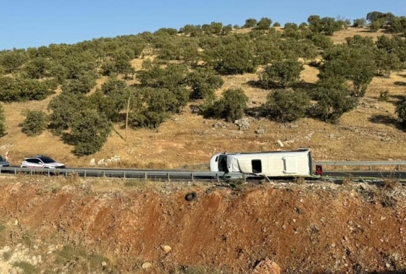 Minibs devrildi: 1 l, 15 yaral