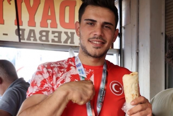 Kebap tezgahndan dnya krssne: Dnya ncs oldu