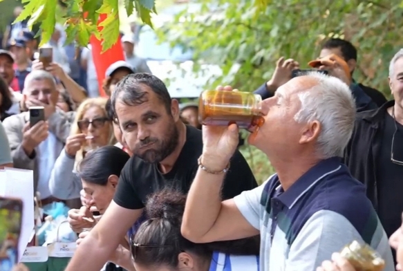 2 dakikada 1 kilogram bal yedi