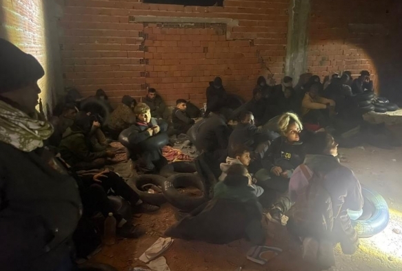 Metruk binadan 29 kaçak göçmen çıktı