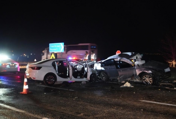 Nide-Kayseri karayolunda feci kaza: 3 l, 6 yaral