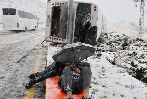 Salk ekiplerini yatarak bekledi