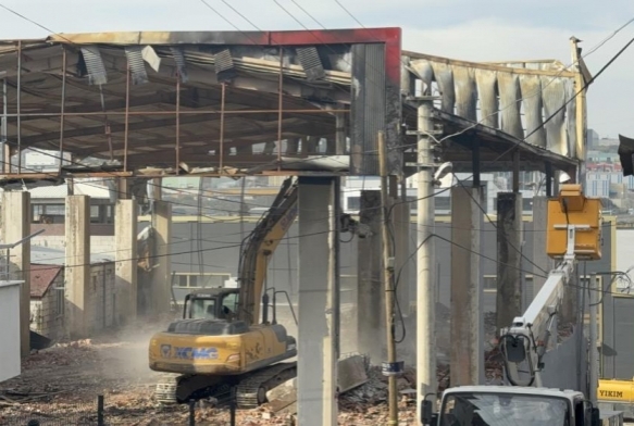 7 kiinin ld parfm dolum tesisi yklyor