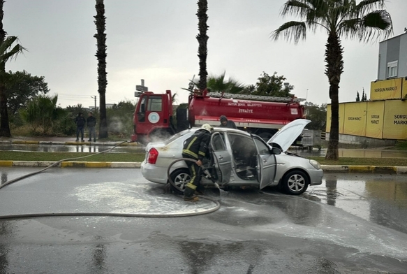 Seyir halindeki otomobil yand