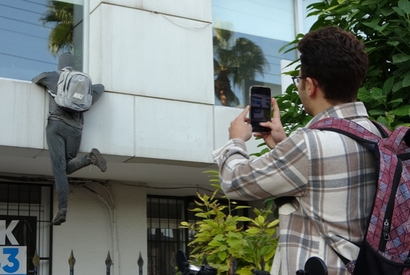 Hrsz' grenler, polisi aryor, ta atyor