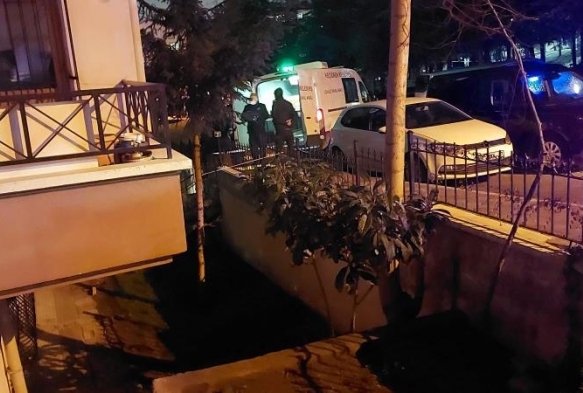 Annesini, k�z�n� ve e�ini �ld�r�p intihar etti