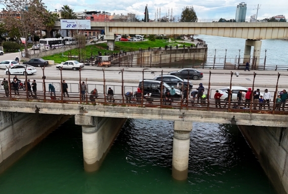 Onlarca bal�k�� nehre ak�n etti