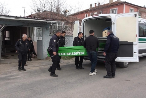 �ki karde� bir oldu, babalar�n� b��ak ve baltayla �ld�rd�