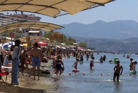 Kavurucu sıcaklarda sahillere akın ettiler